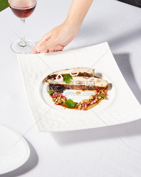 酒店掌握餐盘上美味的食物精餐盘子有创意的餐厅大概念一种图片