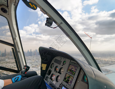 团结的座舱现代直升机空中城市天际线迪拜阿拉伯联合酋长国直升机空中城市天际线迪拜图片