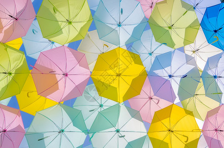 太阳艺术的概念许多彩雨伞色城市装饰多彩伞型图案图片