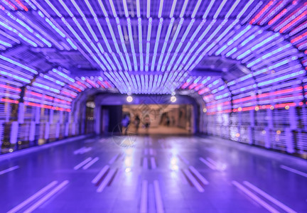 旅行辉光带走者的多彩LED光线隧道的布蓝抽象bookeh紫色图片