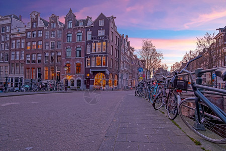 旅游的日落时从阿姆斯特丹起在荷兰Singel的Singel市风景城观老的图片