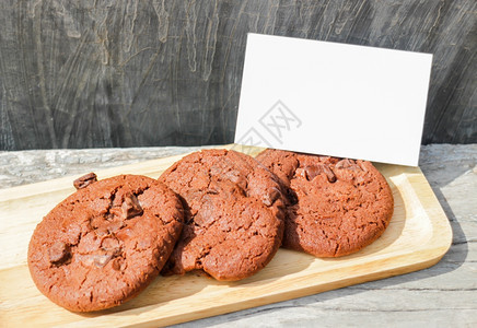 黑暗的中小企业可口带有空白名卡库存照片的自制巧克力饼干图片