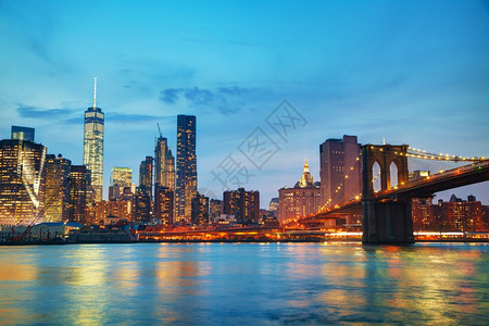 夜晚日落后傍纽约市城风景中心金融的图片
