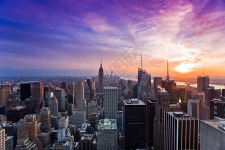 自由纽约城市风景夕阳闪耀的天空纽约城市风景生动洛克菲勒图片