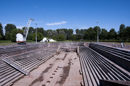 古老的干燥码头仍在荷兰工作叫JanBlanken在城市Hellevoetsluis航运建造布兰肯图片