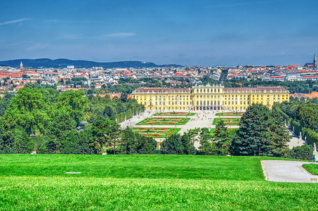 奥地利维也纳带有花园和城市公的schoenbrunn城堡老的巴洛克式哈布斯堡图片