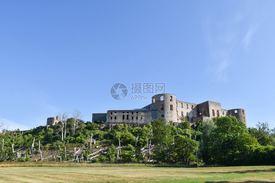 蓝色的波高姆城堡废墟奥兰德岛瑞典的一个里程碑旅游历史的图片