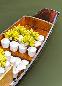 漂浮市场上的船椰子和香蕉亚洲热带图片
