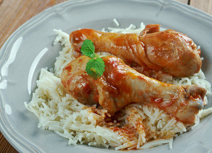 文化种族的Youvetsi面包鸡和意大利煎番茄酱烤希腊肉盘炖图片