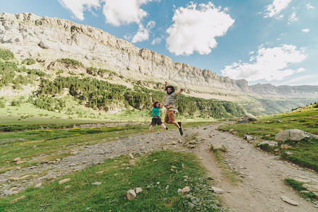 景观年轻夫妇在苏阿索大山谷跳跃在乌埃斯卡的奥德萨自由概念阿拉贡年轻的图片