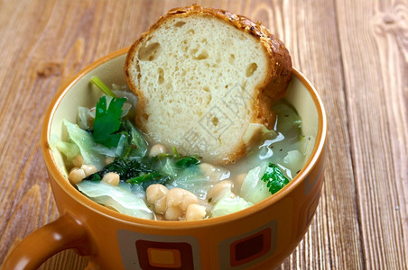 素食主义者Ribollita有名的Toscan汤一种用面包和蔬菜制成的心肠水壶烹饪豆图片