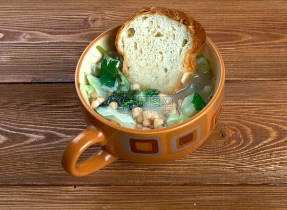 膷厨房Ribollita有名的Toscan汤一种用面包和蔬菜制成的心肠水壶爽朗图片