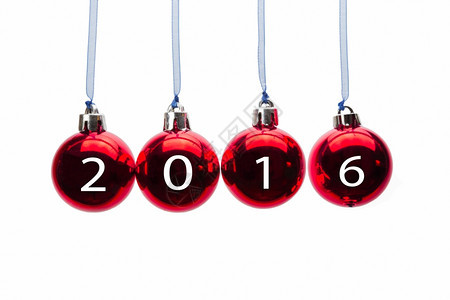 装饰绞刑将2016年数字与白背景隔绝的红色圣诞节球挂在白色背景上易碎图片