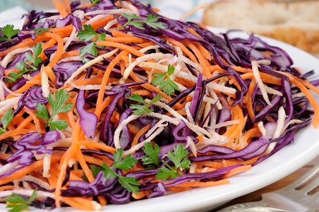 蔬菜蓝色的红卷心凉拌沙拉用红萝卜芹菜根食物图片