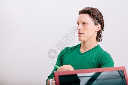 内部的男负责绿色球衣的办公室工作人员近身检查电脑图片