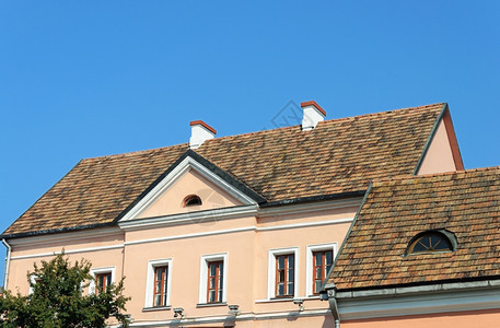 房屋白俄罗斯明克旧区TrinitySuburb的旧楼顶镇视窗图片