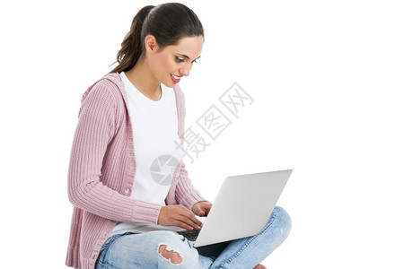 坐在地板上用笔记本电脑工作的漂亮女人学生校一种图片