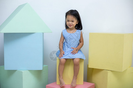 坐在彩色木块上的小女孩图片