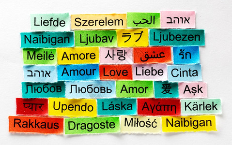 oopicapi以不同语言的多彩纸张印刷爱之云谎言心图片