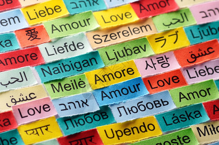 oopicapi以不同语言的多彩纸张印刷爱之云多种语言标签图片