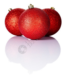 庆典白色背景的三件红圣诞胸罩带有复制空间季节垂直的图片