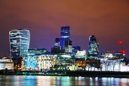 旅游当代的伦敦市金融区在夜幕下进入财务区英国图片
