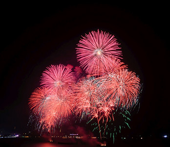 快乐的夜晚泰国帕塔亚海滩的烟花喜庆图片