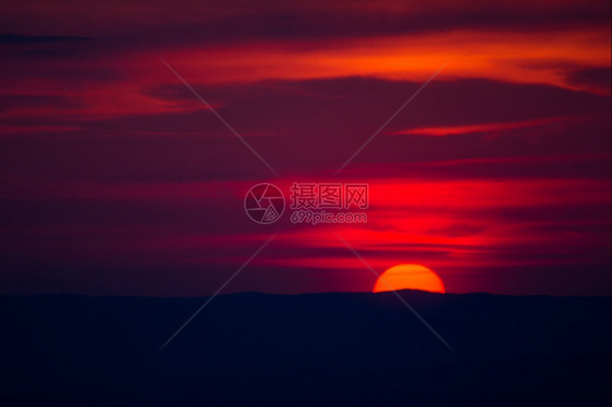 日落安静雄伟太阳的红色圆盘落到地平线下图片