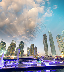 旅游迪拜码头建筑夜间阿联酋迪拜码头建筑夜间阿联酋长国图片