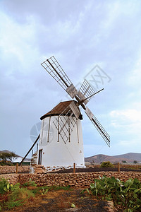 白色风车旅游富特文图拉岛屿Fuerteventura岛传统风车对蓝天的观感背景