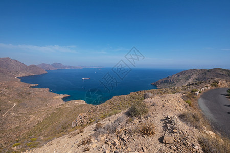 蓝色的晴天西班牙穆尔亚地区卡塔赫纳湾LaAzohia山地景观悬崖图片