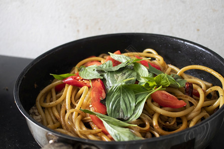 番锅上加辣椒的意大利面条语橄榄美食图片