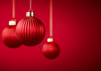 马特酒红色阴影3个垂直横条的圣诞球组挂在绳子上与勃根迪红色背景圣诞节装饰庆气氛概念选择焦点复制空间图片