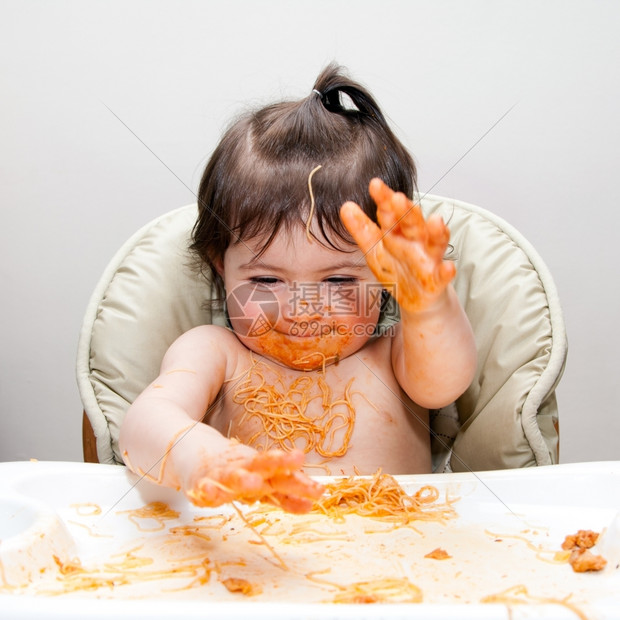 头发快乐的婴儿吃着一对乱七八糟的手沾满了意大利面香水和红番茄酱食物有趣的图片
