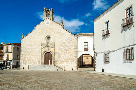 历史的拉户外西班牙CastillaLaMancha托莱多省LaPuepuladeMontalban村具有典型建筑主楼广场图片