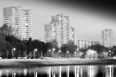 街道墙纸莫斯科阿尔图菲沃区夜景倒影背莫斯科阿尔图菲耶沃区夜景倒影背高清方向图片