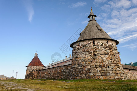 索洛维茨基群岛修道院的Korozhnaya和Nikolskaya塔阳光灿烂的夏日建筑学历史堡垒图片
