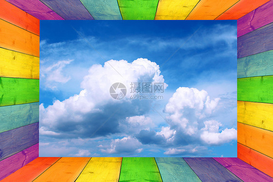 在中间多光度的框架中有多彩的边框和云层天空在中间有云蓝色的天空丰富多彩创造力用途图片