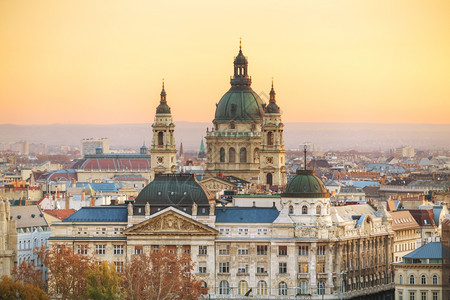 匈牙利首都早上在布达佩斯的圣史蒂芬伊斯特万巴西利卡图片