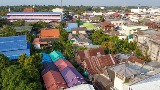 早晨来自泰国曼谷附近著名的浮动市场无人驾驶飞机对Amphawa市场的空中观察水平的食物图片