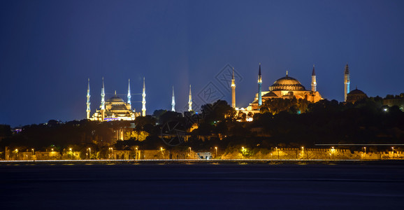 红色的景观飞行来自土耳其伊斯坦布尔市艾西亚大陆的HagiaSophia和蓝色清真寺观图片