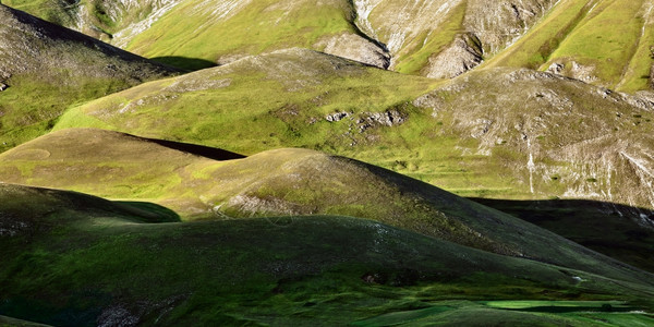 诺尔恰夏季卡斯特卢奇奥美丽的绿色山丘亚平宁旅行图片