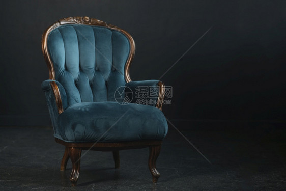 古董一辆黑色背景的空旧皇室蓝臂椅内的豪华图片