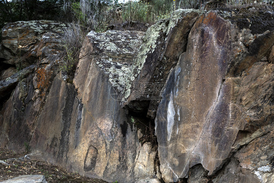 世界福兹查看科阿谷许多史前岩石雕刻物之一的实际地点这是葡萄牙的一个露天古石化工高原位置旧石器时代图片