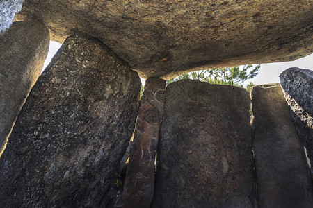 在葡萄牙福诺斯德阿尔戈雷斯FornosdeAlgodres的科蒂多尔曼墓穴内形成石头的外观支柱时代考古学图片