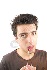 工作室年轻男子在白种背景上断绝的牙齿用刷卫生愤怒图片