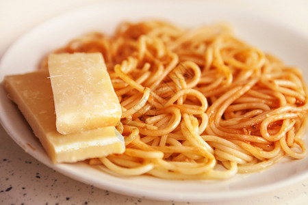 番茄酱里加面条的意大利和帕米桑芝士传统的通心粉美食图片