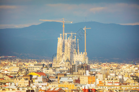 巴塞洛纳12月4日08年月4日在西班牙巴塞罗纳与SagradaFamilicia进行空中概览城市景观家族欧洲图片