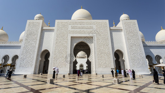 主要的在阿联酋布扎比SheikhZayedGrand清真寺白色大理石雕刻了惊人的图案包括Qurrsquaanic文字拱华丽的图片