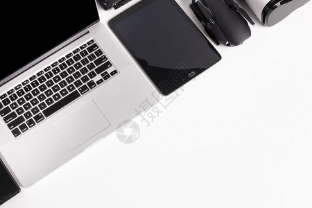 黑暗的平板电脑白色背景图象工作空间概念具等附近无人驾驶笔记本电脑和无人驾驶飞机桌子药片图片